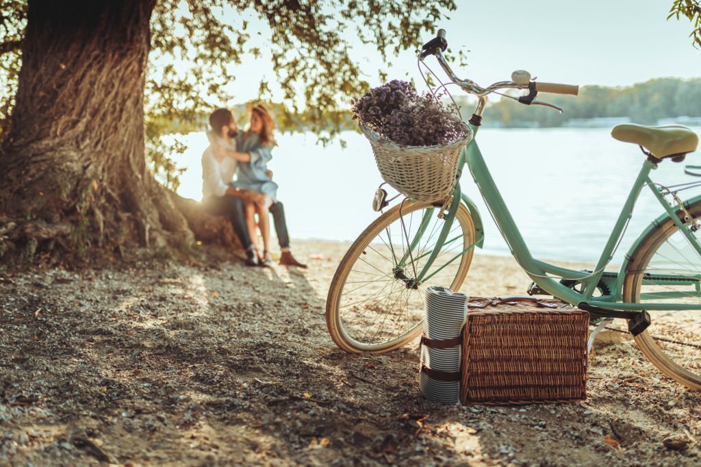 Picnic Basket Ideas for Couples Amish Inspired Essentials